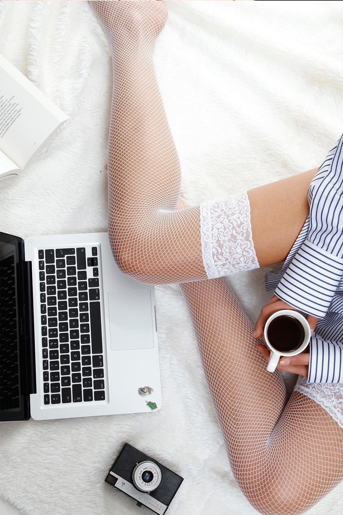 Beyaz Diz Üstü File Jartiyer Çorap – Özel Tasarım Dantelli Model